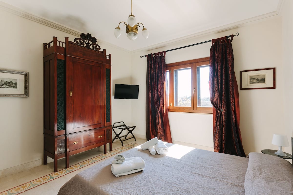 1 bedroom, premium bedding, minibar, individually furnished