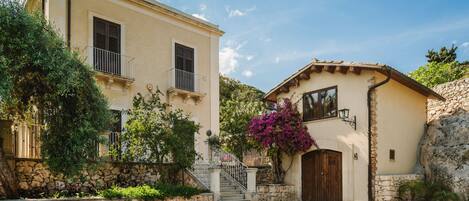 Vista frontal de la propiedad