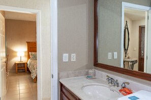 Badekar, hårføner og håndklær