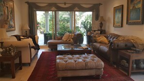 Luxury Villa, 6 Bedrooms | Living room