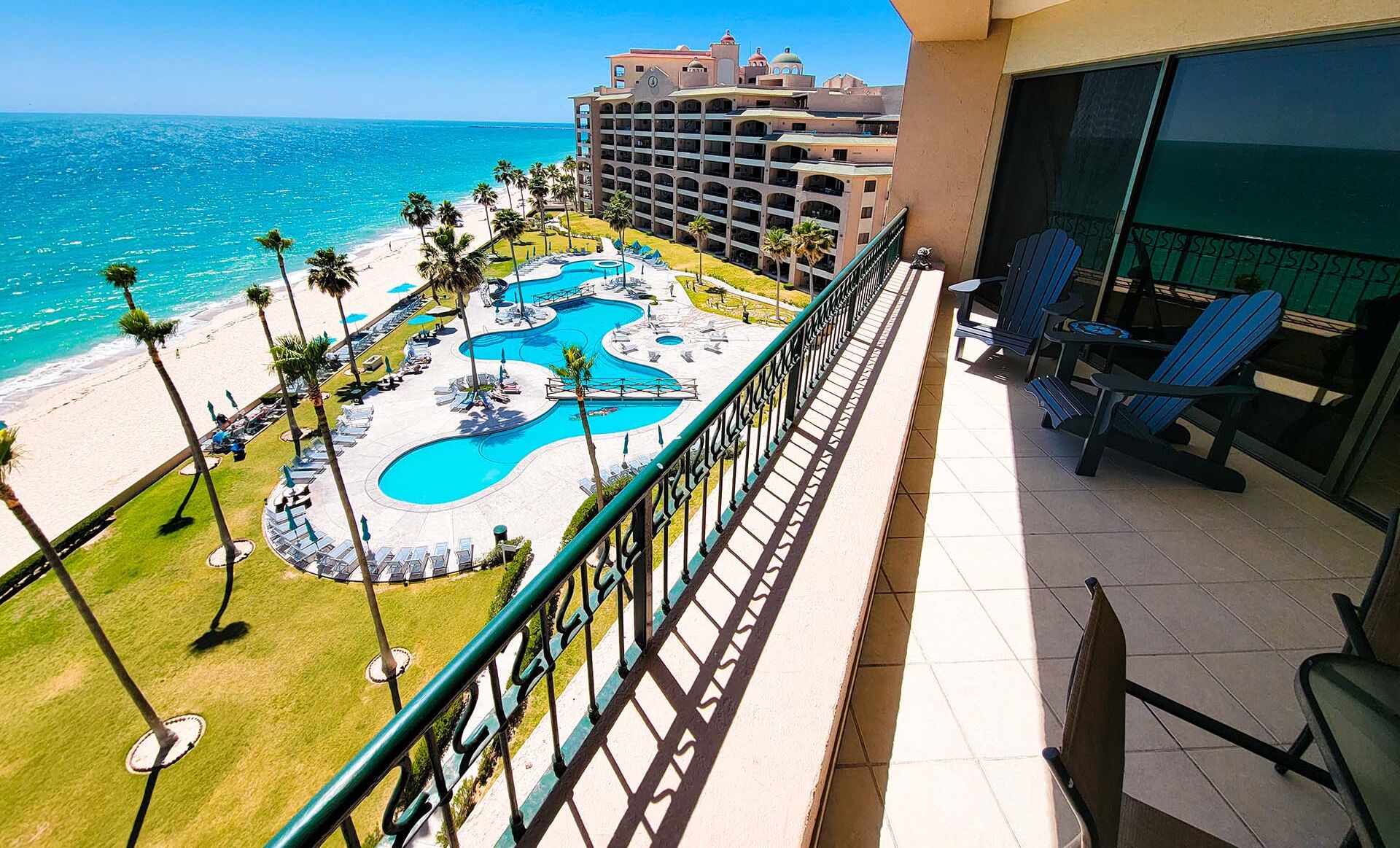 Resort com área de piscina, praia e vista para o oceano.