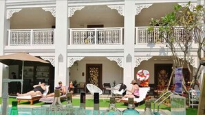 A hotel with a courtyard featuring outdoor seating and a pool. - White Boutique Hotel and Spa (Chiang Mai)