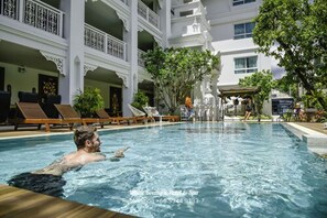 Outdoor pool - White Boutique Hotel and Spa (Chiang Mai)