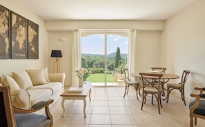 Casa estàndard, 2 dormitoris, amb bany privat (M13) | Sala d'estar
