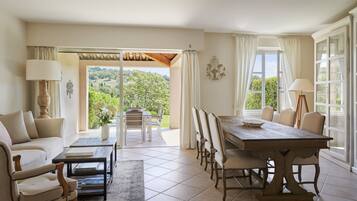 Nhà dành cho gia đình, 4 phòng ngủ, có phòng tắm riêng (M63) | Khu phòng khách