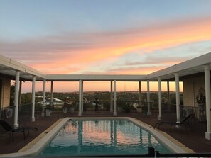Outdoor pool, sun loungers - Fairway Manor Accommodation (Northam)