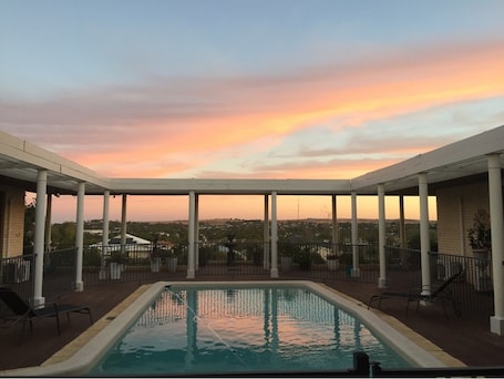 Una piscina al aire libre, tumbonas