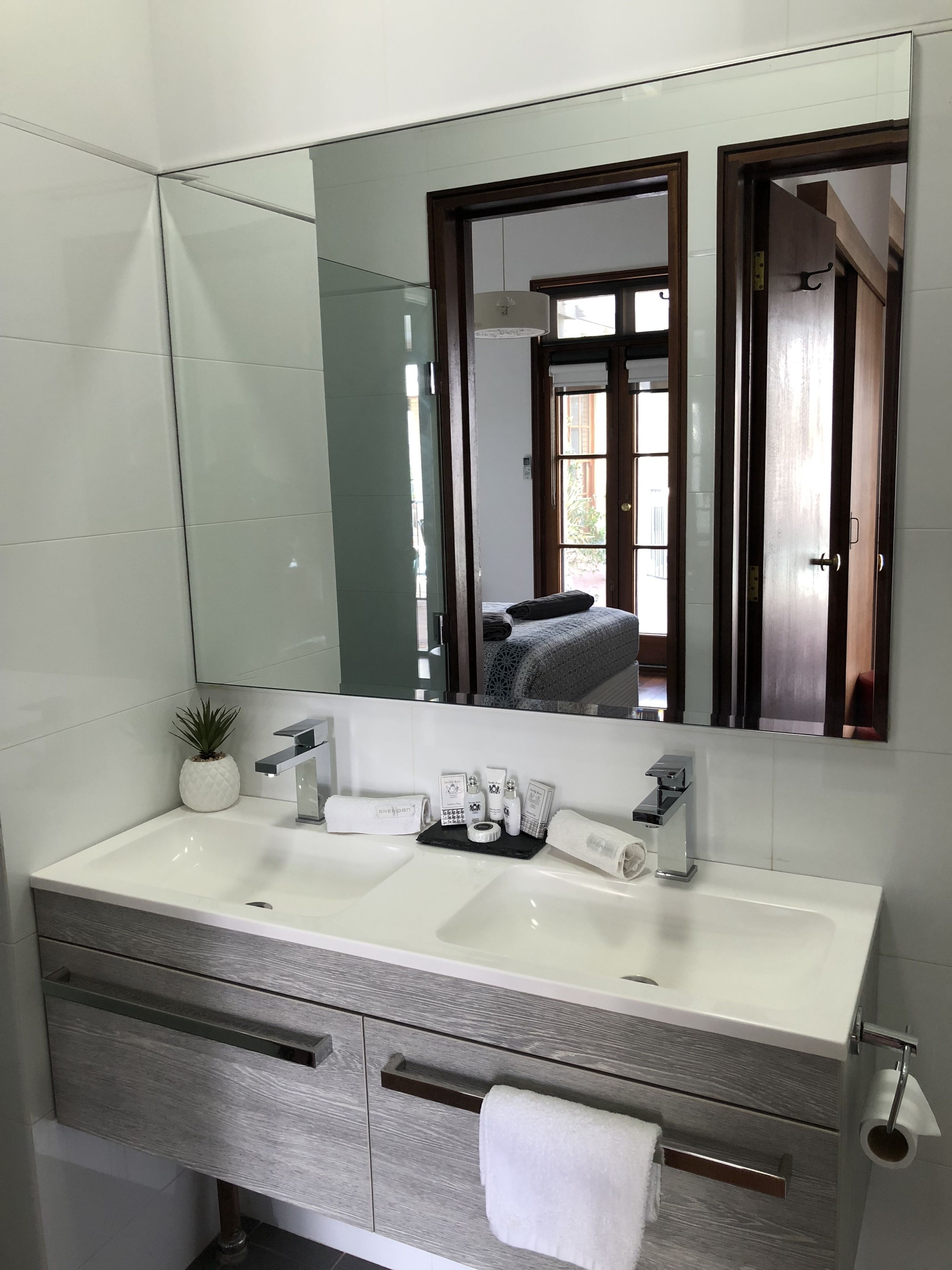 Deluxe Suite, 1 Queen Bed, Ensuite, Poolside | Bathroom | Shower, rainfall showerhead, free toiletries, hair dryer