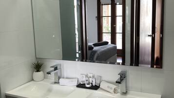 Deluxe Suite, 1 Queen Bed, Ensuite, Poolside | Bathroom | Shower, rainfall showerhead, free toiletries, hair dryer