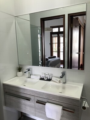 Deluxe Suite, 1 Queen Bed, Ensuite, Poolside | Bathroom | Shower, rainfall showerhead, free toiletries, hair dryer