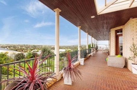 Terraza o patio. Fairway Manor Accommodation
