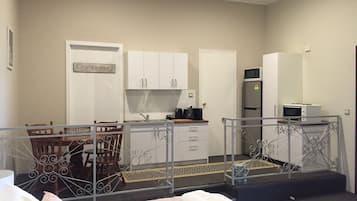 Deluxe-Studio, Mehrere Betten, Küche | 1 Schlafzimmer, Schreibtisch, schallisolierte Zimmer