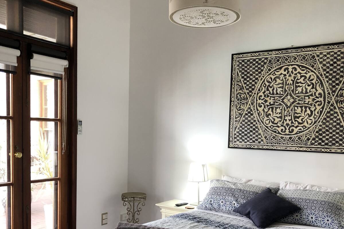Deluxe-Suite, 1 Queen-Bett, mit Bad, Poolseite | 1 Schlafzimmer, Schreibtisch, schallisolierte Zimmer