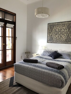 Deluxe Suite, 1 Queen Bed, Ensuite, Poolside | 1 bedroom, desk, soundproofing, iron/ironing board - Fairway Manor Accommodation (Northam)