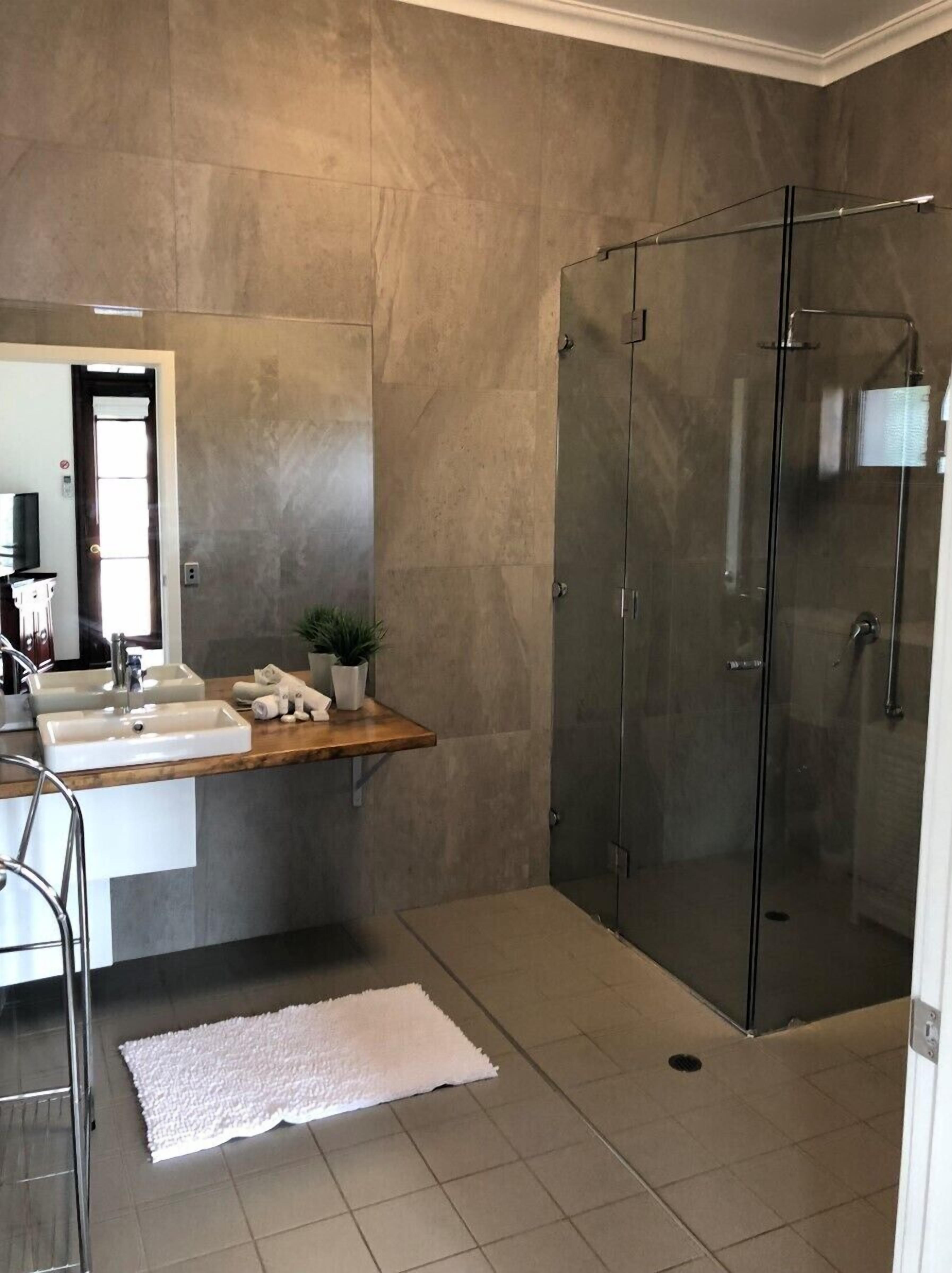 Deluxe Suite, 1 Bedroom, Ensuite, Hill View | Bathroom | Shower, rainfall showerhead, free toiletries, hair dryer