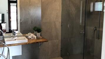 Deluxe Suite, 1 Bedroom, Ensuite, Hill View | Bathroom | Shower, rainfall showerhead, free toiletries, hair dryer