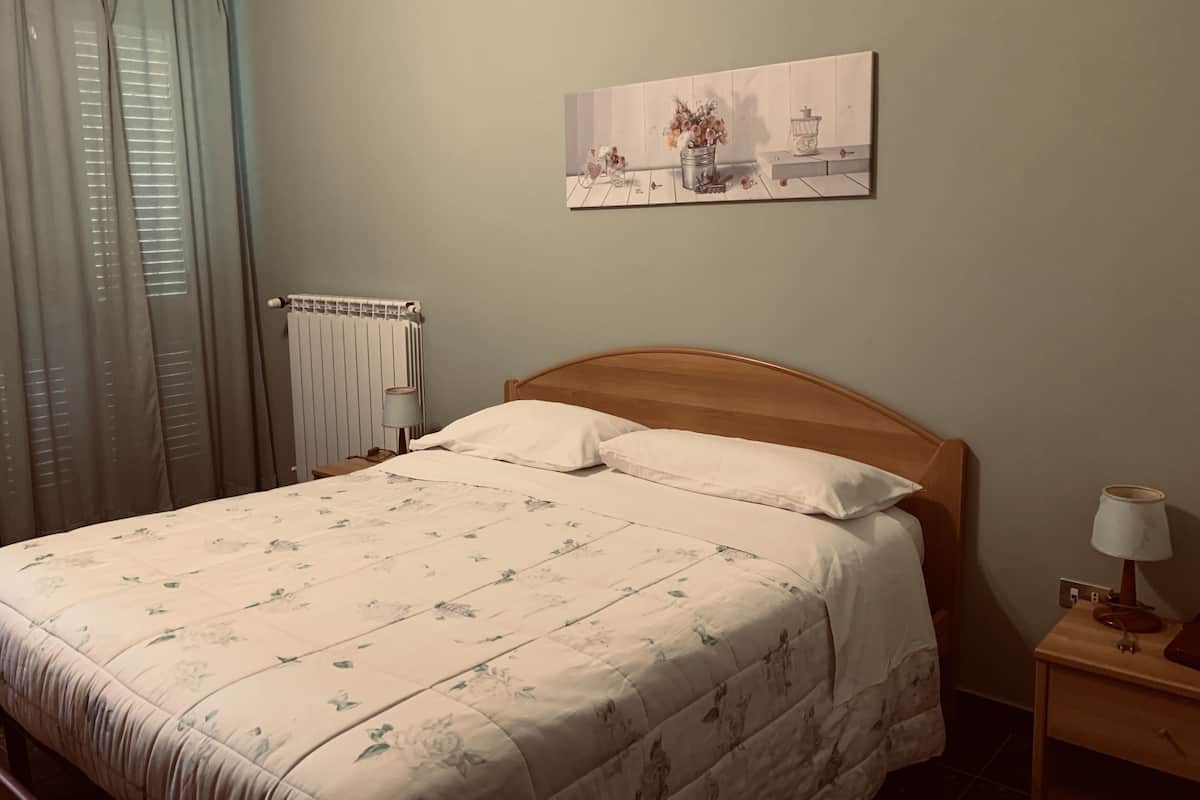 1 habitación, escritorio y espacio para trabajar con laptop