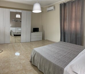 Schreibtisch, laptopgeeigneter Arbeitsplatz, Verdunkelungsvorhänge