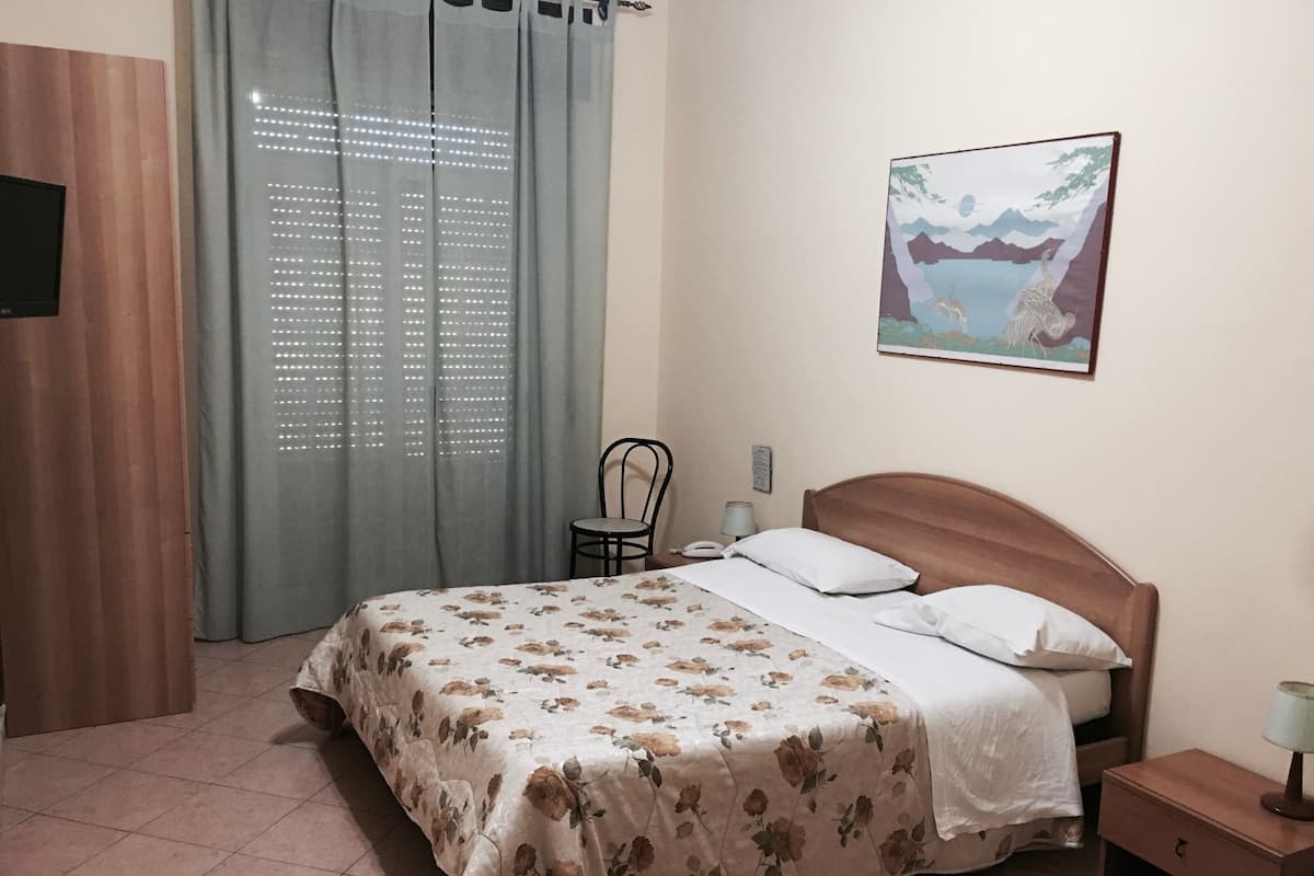 1 habitación, escritorio y espacio para trabajar con laptop
