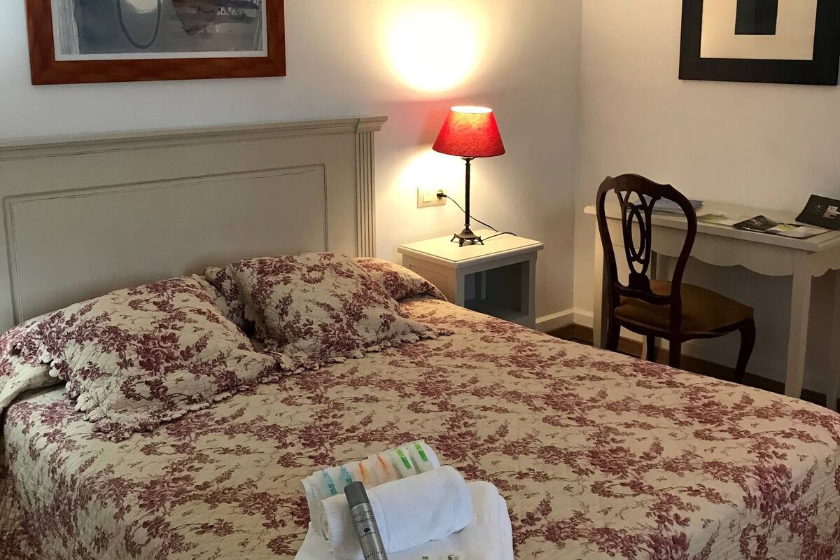 Camera doppia, vista giardino | Biancheria da letto di alta qualità, una cassaforte in camera