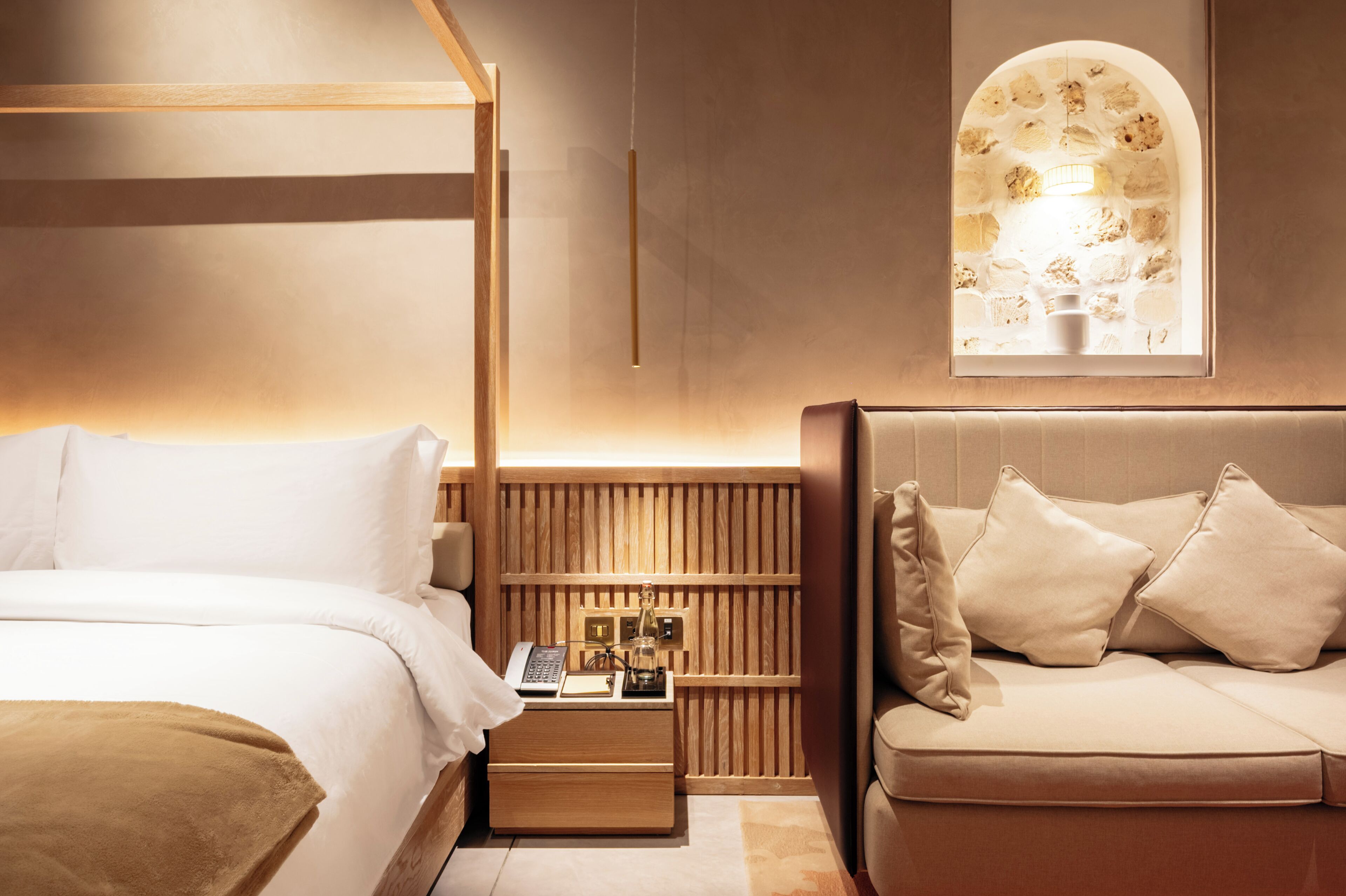 Minibar, caja de seguridad en la habitación y escritorio 