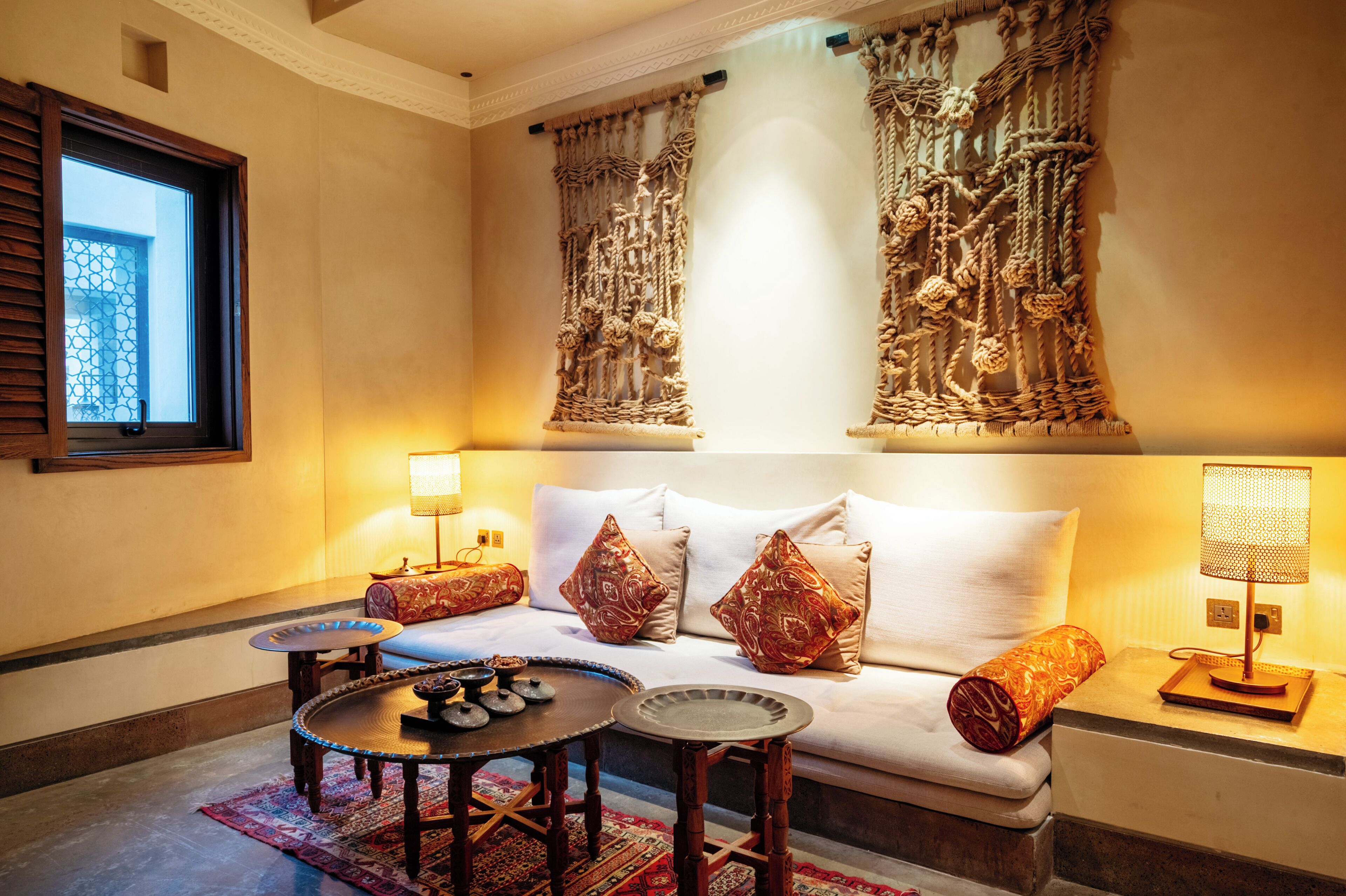 Minibar, caja de seguridad en la habitación y escritorio 