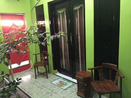 1 habitación, caja de seguridad en la habitación y escritorio