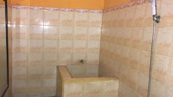 Combined shower/bathtub, free toiletries