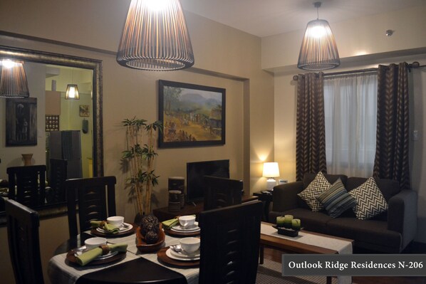Condo familiar, 2 habitaciones, con acceso para personas discapacitadas | Área de sala de estar | Smart TV y chimenea 