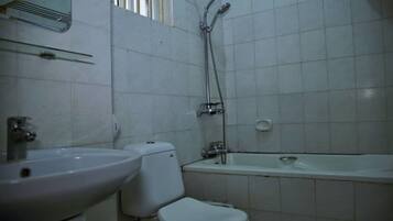 Business Room, 1 Queen Bed, Non Smoking | Deep soaking bathtub