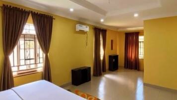 Business Room, 1 Queen Bed, Non Smoking | 1 bedroom, desk, bed sheets