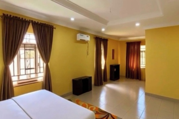Business Room, 1 Queen Bed, Non Smoking | 1 bedroom, desk, bed sheets