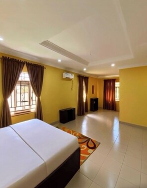 Business Room, 1 Queen Bed, Non Smoking | 1 bedroom, desk, bed sheets