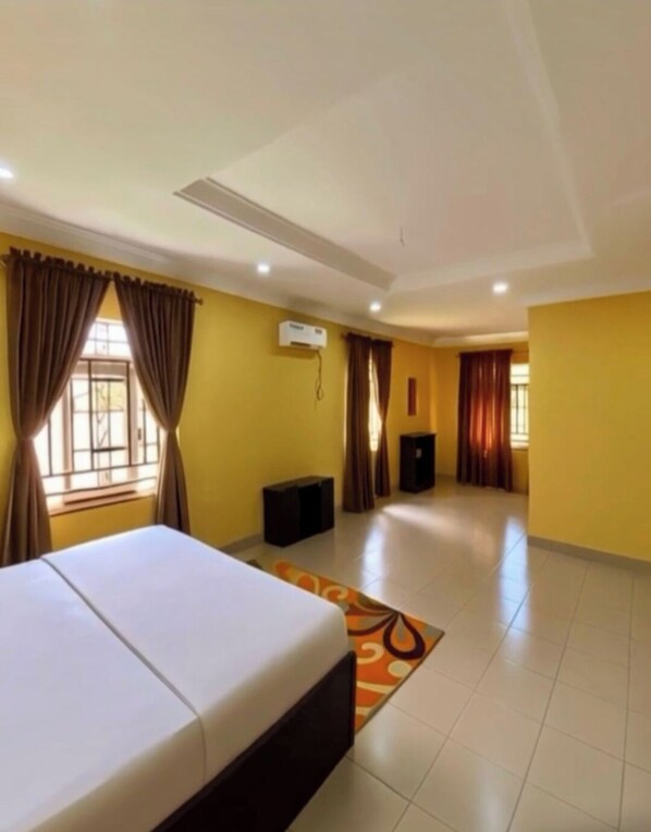 Business Room, 1 Queen Bed, Non Smoking | 1 bedroom, desk, bed sheets - Dumeros (Abuja)