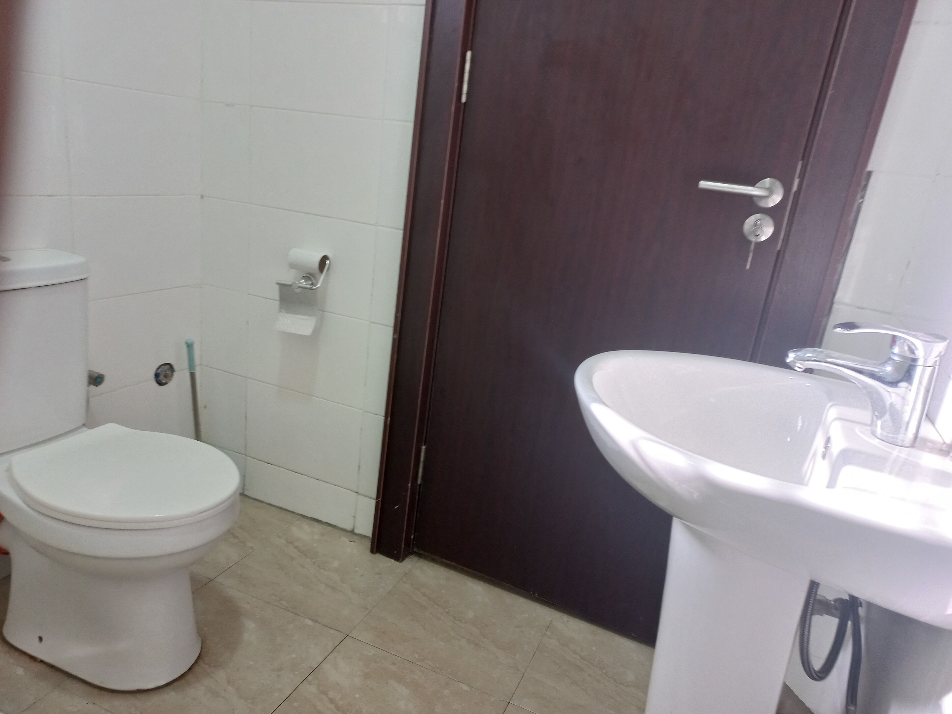 Ducha, artículos de tocador gratuitos, pantuflas, toallas