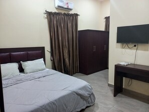 1 bedroom, desk, bed sheets