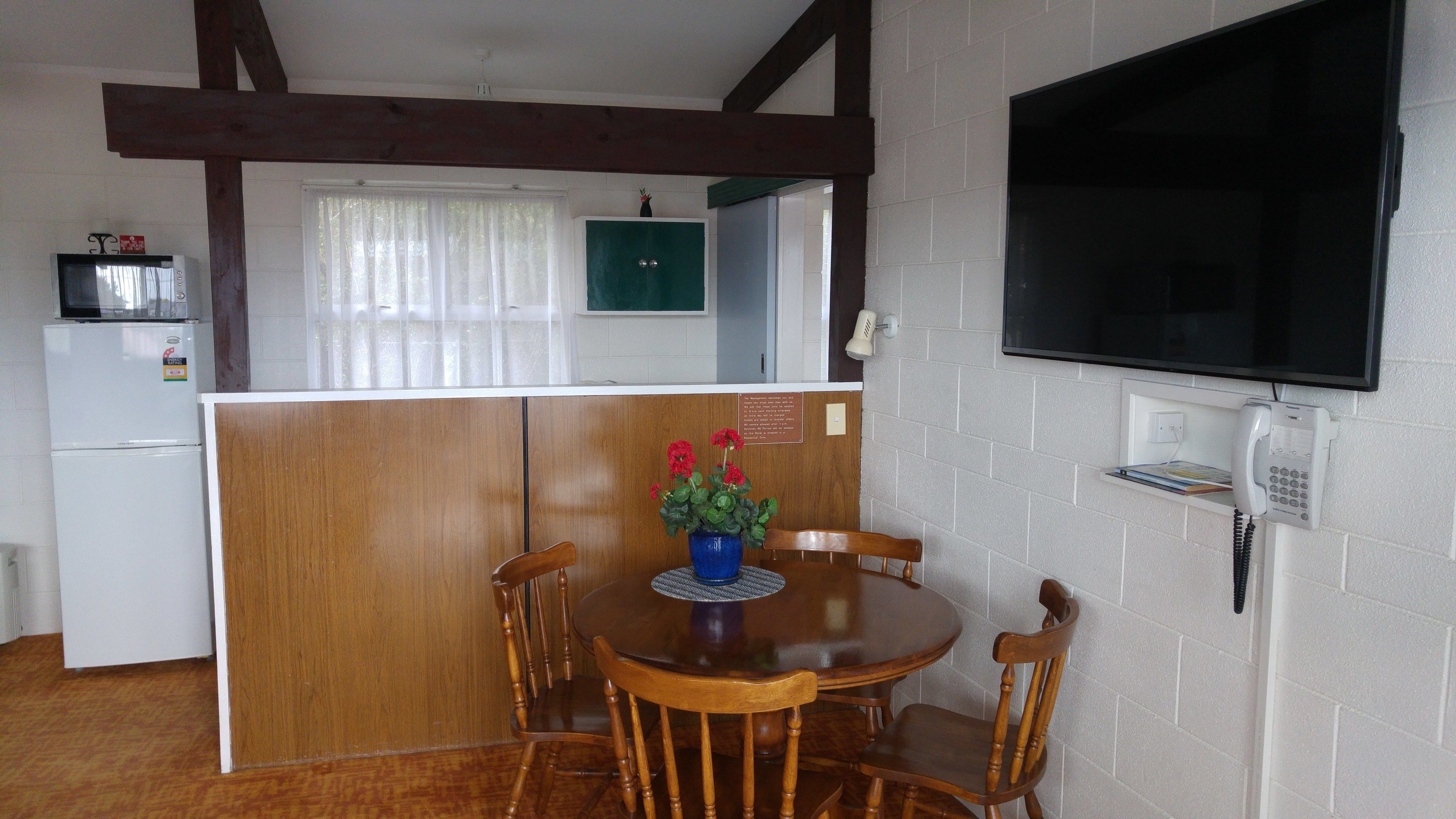 1 Bedroom Family Unit 10 | In-room dining