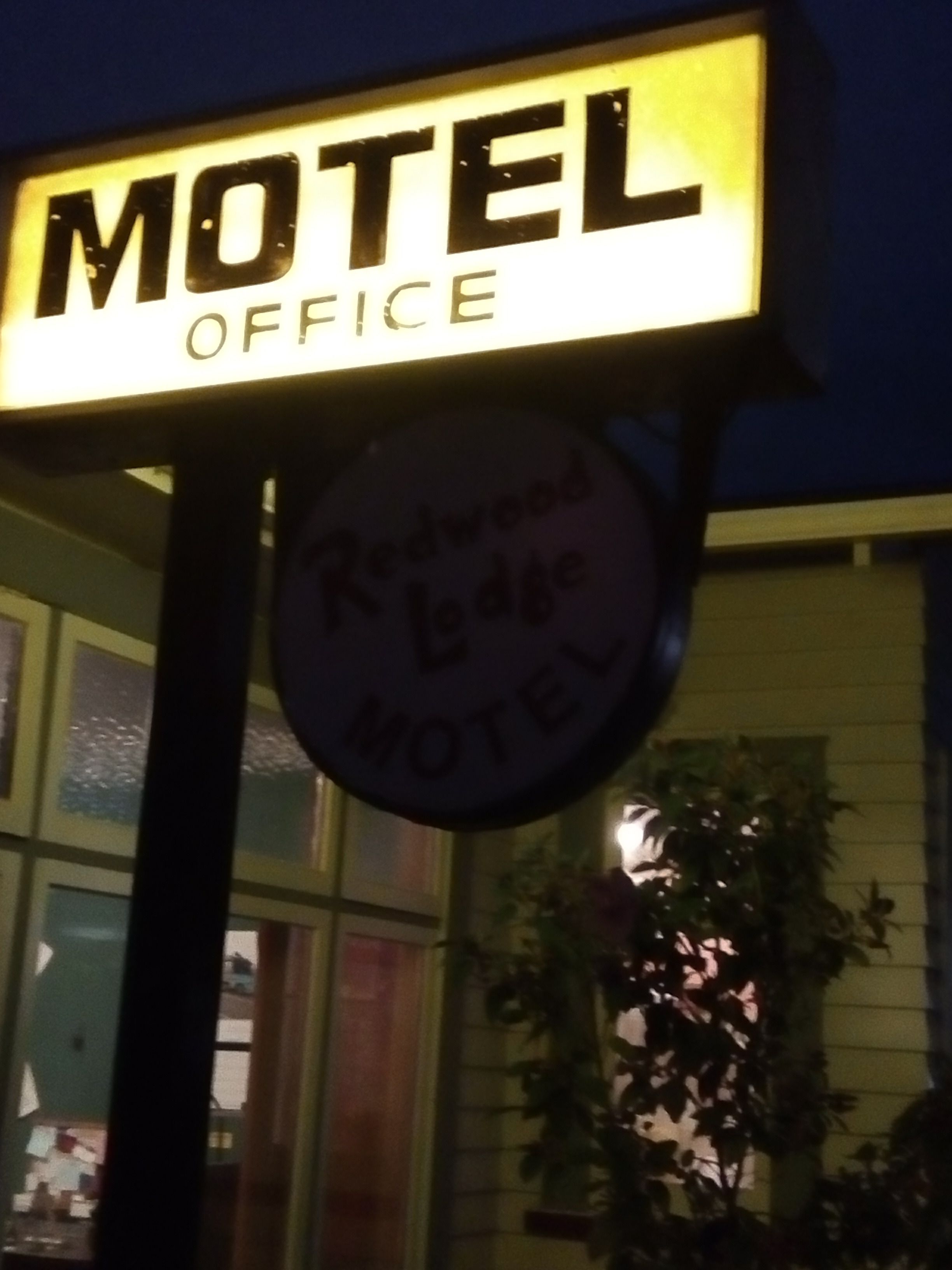 Letrero de la oficina de un motel que dice 'Motel Office' y 'Redwood Lodge Motel'.