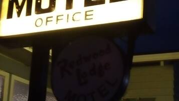 Letrero de la oficina de un motel que dice 'Motel Office' y 'Redwood Lodge Motel'.