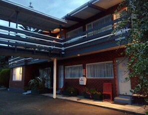 Fachada de la propiedad por la tarde o noche