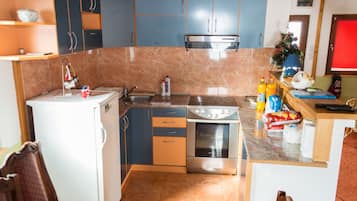 Family Chalet, 3 Bedrooms, Jetted Tub, Mountain View | Private kitchen | Full-sized fridge, microwave, oven, stovetop
