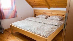 Family Chalet, 3 Bedrooms, Jetted Tub, Mountain View | 3 bedrooms, desk, iron/ironing board, cribs (free)
