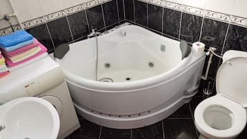 Family Chalet, 3 Bedrooms, Jetted Tub, Mountain View | Jetted tub