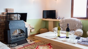 Family Chalet, 3 Bedrooms, Jetted Tub, Mountain View | Living room | Flat-screen TV, fireplace