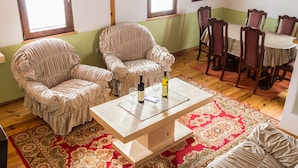 Family Chalet, 3 Bedrooms, Jetted Tub, Mountain View | Living area | Flat-screen TV, fireplace
