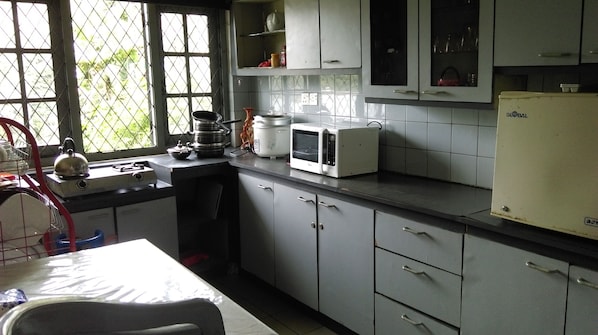 Economy Townhome, 3 Bedrooms, Lake View | Private kitchen | Fridge, microwave