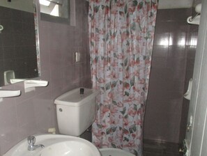 Economy resortwoning, 3 slaapkamers, uitzicht op meer | Badkamer | Een douche, gratis toiletartikelen