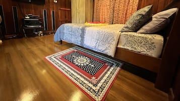 1 bedroom, individually decorated, individually furnished, desk