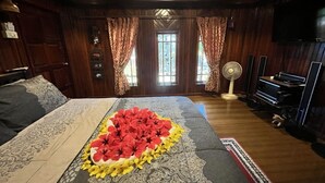 A bedroom with a bed, a television, and a piano. - Klong Muang Seaview (Krabi)