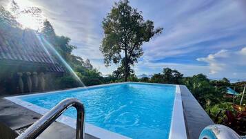 Signature Villa, 1 King Bed | 1 bedroom, desk, iron/ironing board, WiFi (free)